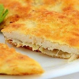 Отбивная из куриного филе с сыром, дольки картофельные по-деревенски, огурец маринованный, Кафе Трактир