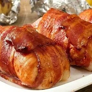 Рулетики из фарша в беконе, гречка отварная с маслом, Кафе Трактир