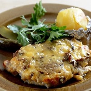 Свинина с грибами под сыром, картофель отварной с маслом, Кафе Трактир