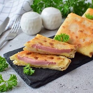 Конвертики из лаваша с ветчиной и сыром, салат из свежей капусты, Кафе Трактир