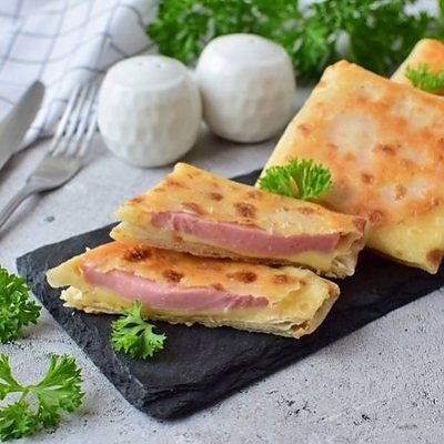 Заказать Конвертики из лаваша с ветчиной и сыром, салат из свежей капусты, Кафе Трактир