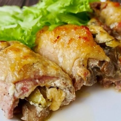 Заказать Бедрышки куриные запечённые Барбекю, картофель с маслом, огурец малосольный, Кафе Трактир