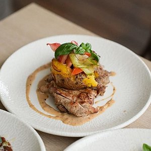 Свинина со сливочно-перечным соусом и мятым картофелем, PaPi