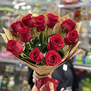 Монобукет из 11 красных роз в крафт-бумаге, Лора