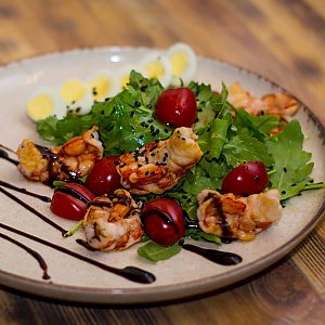 Салат с рукколой и креветками, WATA Lounge Bar