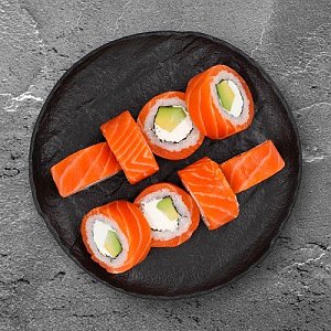 Филадельфия в 160г в лосося с авокадо, Tokyo Sushi