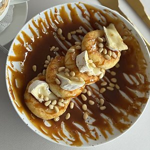 Сырники с сыром камамбер и солёной карамелью, Меланж