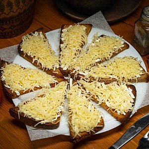 Гренки с чесноком и сыром на ржаном хлебе, Кафе Хуторок