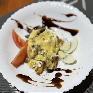 Теплый салат с шампиньонами и птицей, Кафе Хуторок