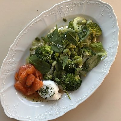 Заказать Зелёный салат из овощей с яйцом пашот и лососем, Бона Сфорца