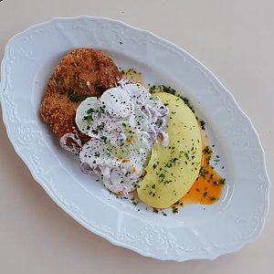 Шницель из бедра цыпленка с пюре и салатом из огурцов, Бона Сфорца