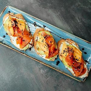 Брускетта с лососем, авокадо, манго и сливочным сыром, Луна - Могилев