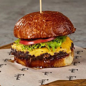 Большой бифбургер с беконом, маринованными огурцами и фирменным соусом барбекю, Terra - Минск