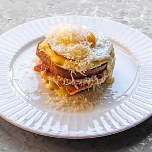 Крок Мадам - сэндвич с беконом и сырным соусом, Terra - Минск
