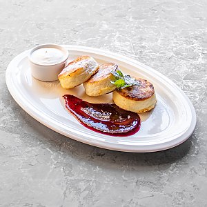 Сырники с домашним ягодным вареньем и сметаной, Terra - Минск