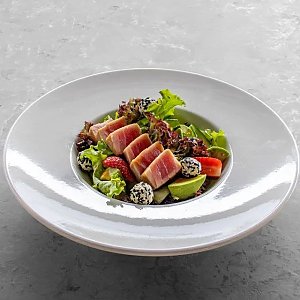 Салат с тунцом, клубникой и кунжутным кремчизом, Terra - Гродно