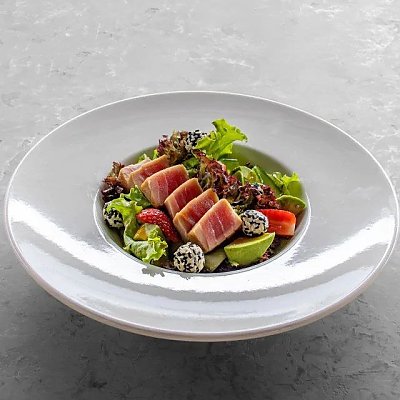 Заказать Салат с тунцом, клубникой и кунжутным кремчизом, Terra - Гродно
