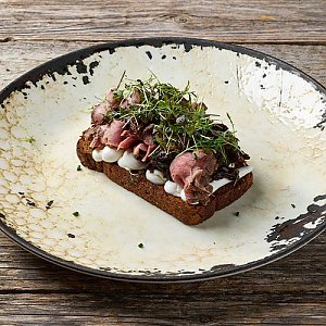 Гренка с ростбифом, вялеными томатами и луковым мармеладом, Литвины - Гродно