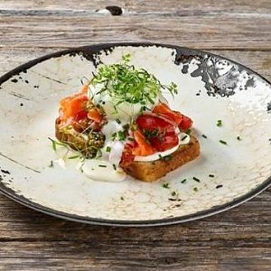 Гренка с красной рыбой, домашним сыром и томатами конфи, Terra - Гродно