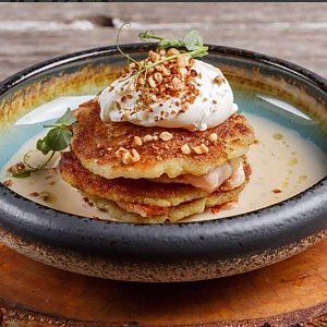 Драники с белым соусом, беконом и яйцом пашот, Литвины - Гродно