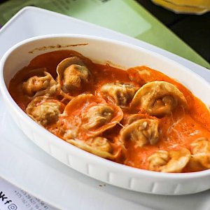 Запеченные пельмени с говядиной и зирой в томатном соусе, Чемодан