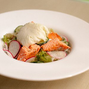 Салат с красной рыбой и яйцом пашот, Чемодан