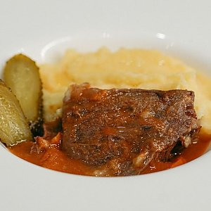 Томленые говяжьи щечки с картофельным пюре, Чемодан