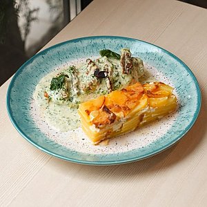 Куриные грудки со шпинатом и вялеными томатами в сливочном соусе с картофельным гратеном, Чемодан