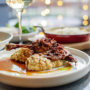 Утиная нога с хрустящим беконом, булгуром и белыми грибами, Таймс Кафе