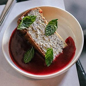 Маковый чизкейк с малиновым соусом, Таймс Кафе