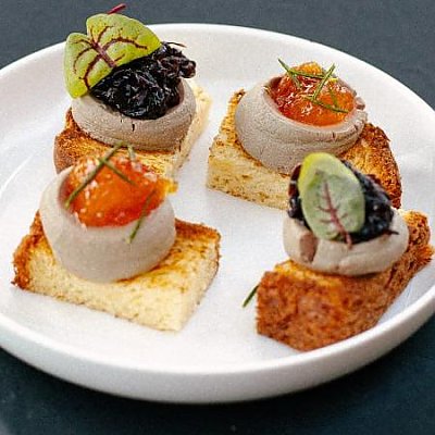 Заказать Паштет из куриной печени на бриошь с луковым мармеладом и конфитюром, Таймс Кафе