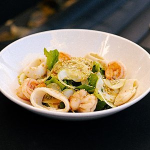 Зеленый салат с морепродуктами, Таймс Кафе