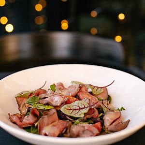 Салат с ростбифом, маринованными овощами и грибным винегретом, Таймс Кафе