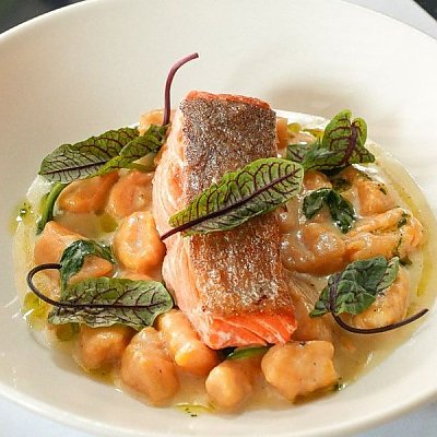 Заказать Форель горячего копчения с морковными ньокками и шпинатом, Таймс Кафе