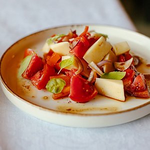 Салат Селянский, Трактир У Озера
