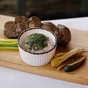 Смалец с баварским хлебом, Трактир У Озера