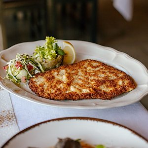 Свиной шницель с картофельным пюре, Трактир У Озера