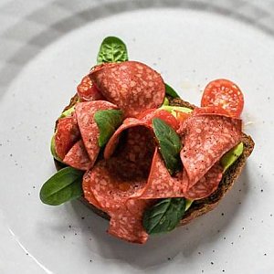 Брускетта с гуакамоле, томатами и vegan-колбасой, Жюль Верн