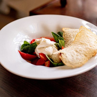 Заказать Буррата с компрессированными томатами, Жюль Верн