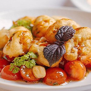 Салат из свежих томатов, страчателлы и хрустящих грибов, Жюль Верн