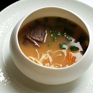 Рамен с пряной говядиной и яйцом Аджимата, Жюль Верн