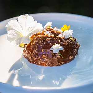 Муссовый десерт с соленой карамелью в молочной глазури, Гастробар Цоколь (Материк)