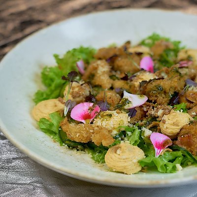 Заказать Салат со свининой, огурцами ким-чи и тыквенным муссом, Гастробар Цоколь (Материк)