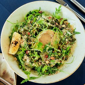 Зеленый салат с горчичной заправкой и авокадо, Гастробар Цоколь (Материк)