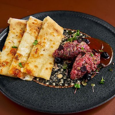 Заказать Тар-тар из говядины Black Angus с черникой, Гастробар Цоколь (Материк)