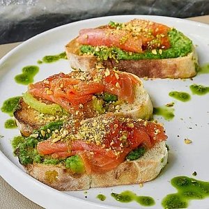 Брускетта с форелью и икрой, Гастробар Цоколь (Материк)