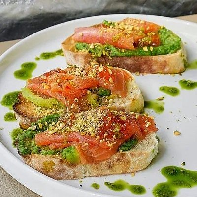 Заказать Брускетта с форелью и икрой, Гастробар Цоколь (Материк)