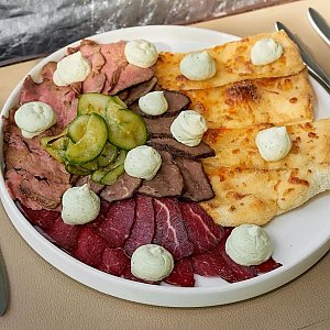 Говяжья тарелка, Гастробар Цоколь (Материк)