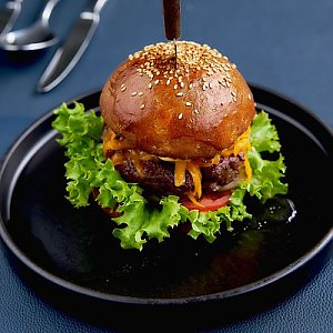 Бургер с говядиной Black Angus и соусом Кола, Гастробар Цоколь (Материк)