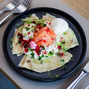 Блинчики с форелью под сливочно-чесночным соусом, Гастробар Цоколь (Материк)